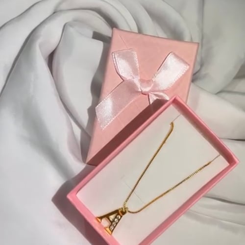 Gold pendant necklace